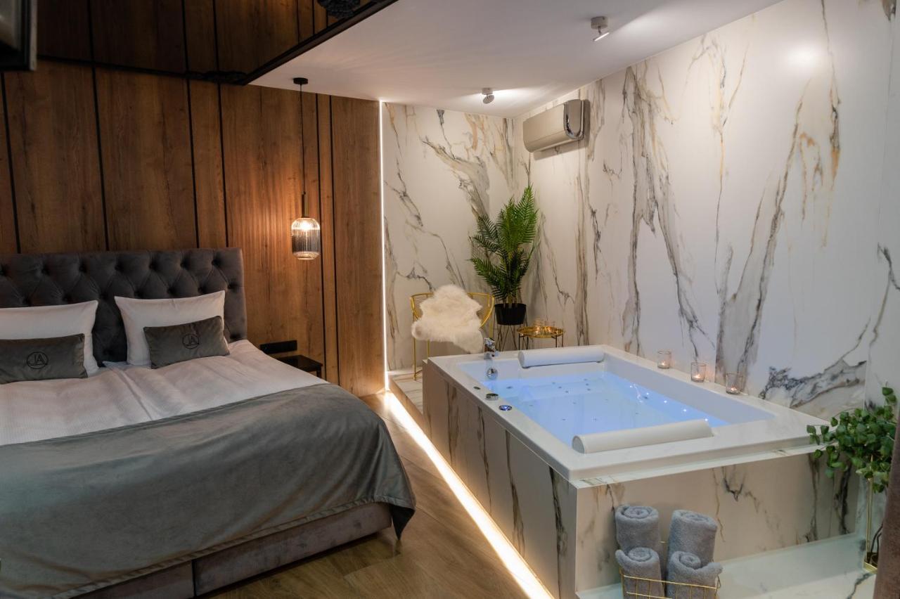 Jacuzzi Apartment Main Square Krakau Buitenkant foto